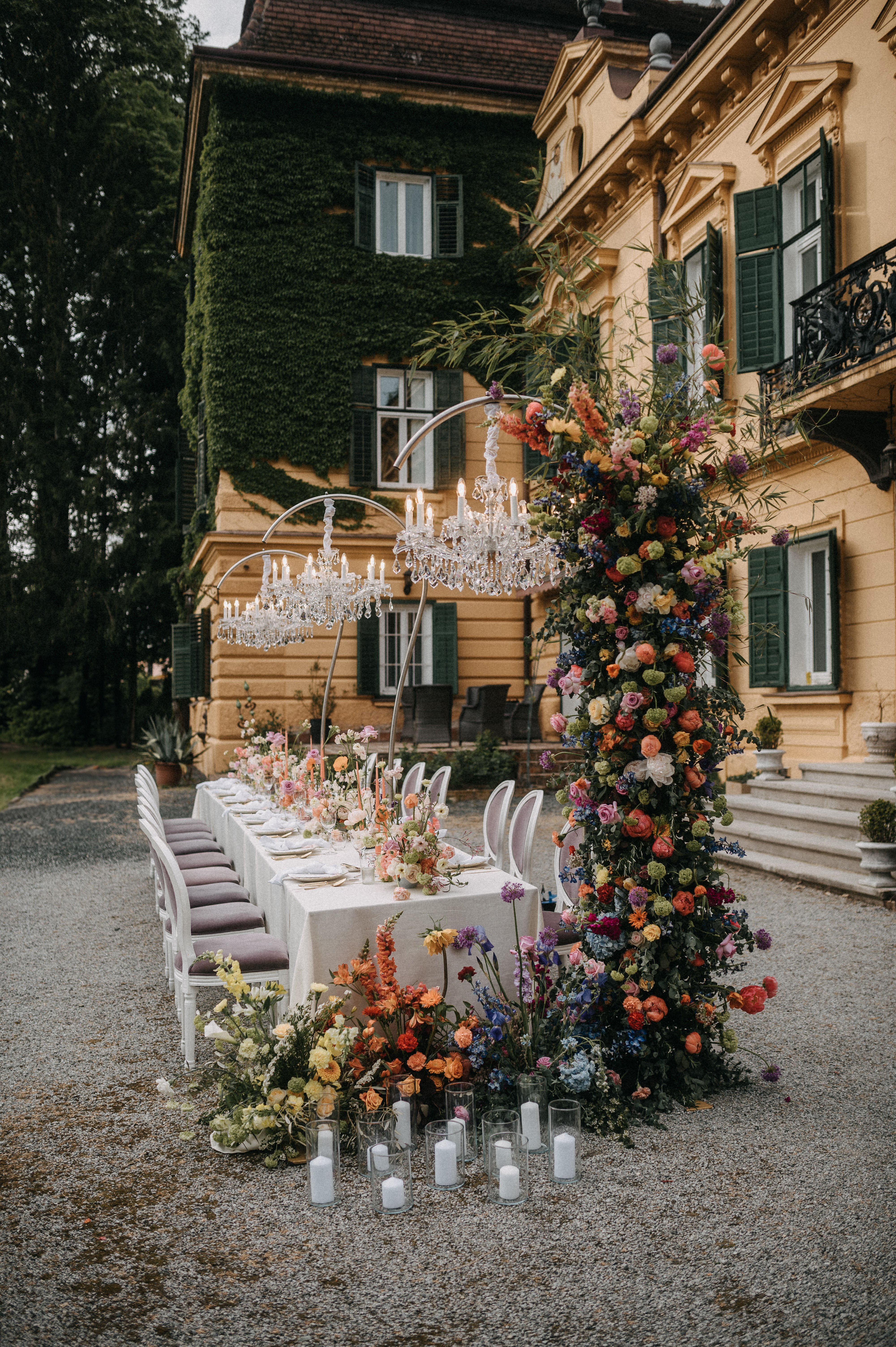 Hochzeit: Große Tafel vor dem Palais - Palais Kneissl