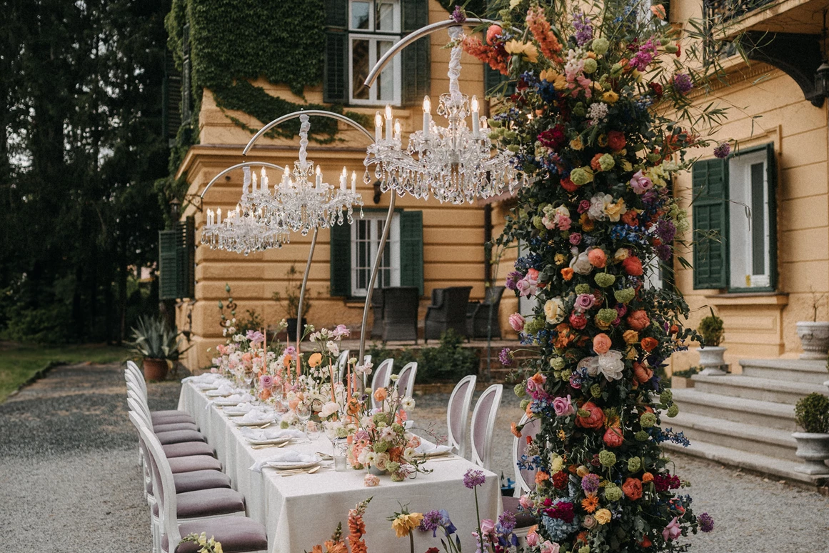 Hochzeitslocation: Große Tafel vor dem Palais - Palais Kneissl