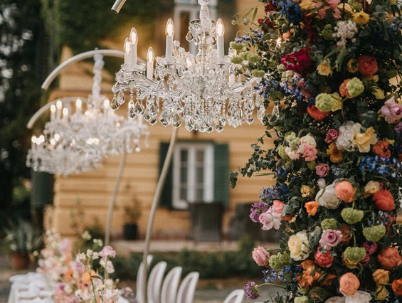 Hochzeitslocation: Große Tafel vor dem Palais - Palais Kneissl