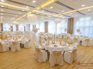 Hochzeitslocation: Die Gala Bestuhlung für Raum 1-7 im Best Western Plus Hotel Am Schlossberg. - Best Western Plus Hotel Am Schlossberg
