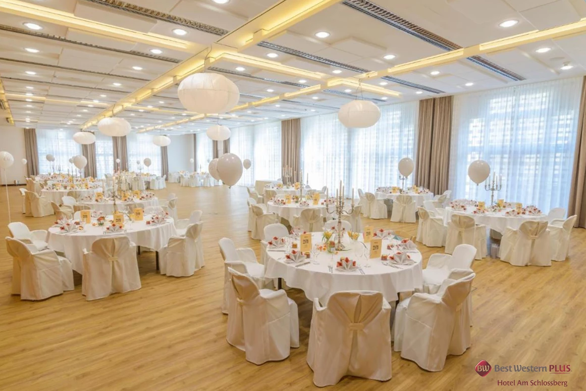 Hochzeitslocation: Die Gala Bestuhlung für Raum 1-7 im Best Western Plus Hotel Am Schlossberg. - Best Western Plus Hotel Am Schlossberg