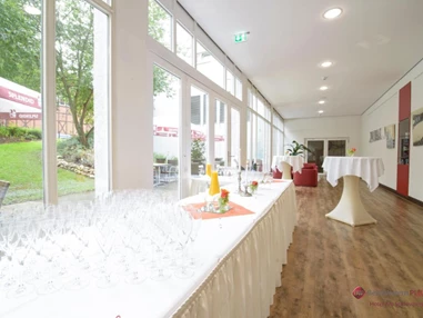 Hochzeitslocation: Sektempfang und Terasse im Best Western Plus Hotel Am Schlossberg. - Best Western Plus Hotel Am Schlossberg