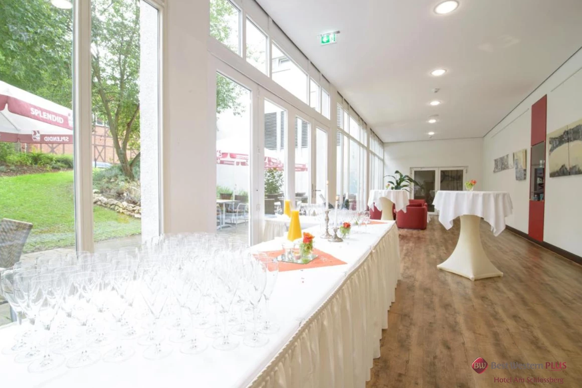 Hochzeitslocation: Sektempfang und Terasse im Best Western Plus Hotel Am Schlossberg. - Best Western Plus Hotel Am Schlossberg