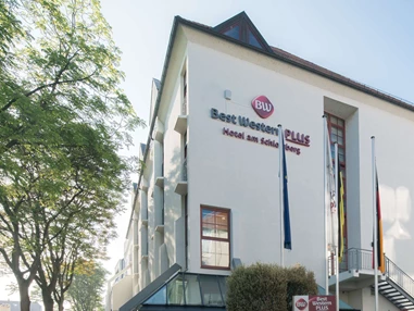 Hochzeitslocation: Hotel Außenansicht - Best Western Plus Hotel Am Schlossberg