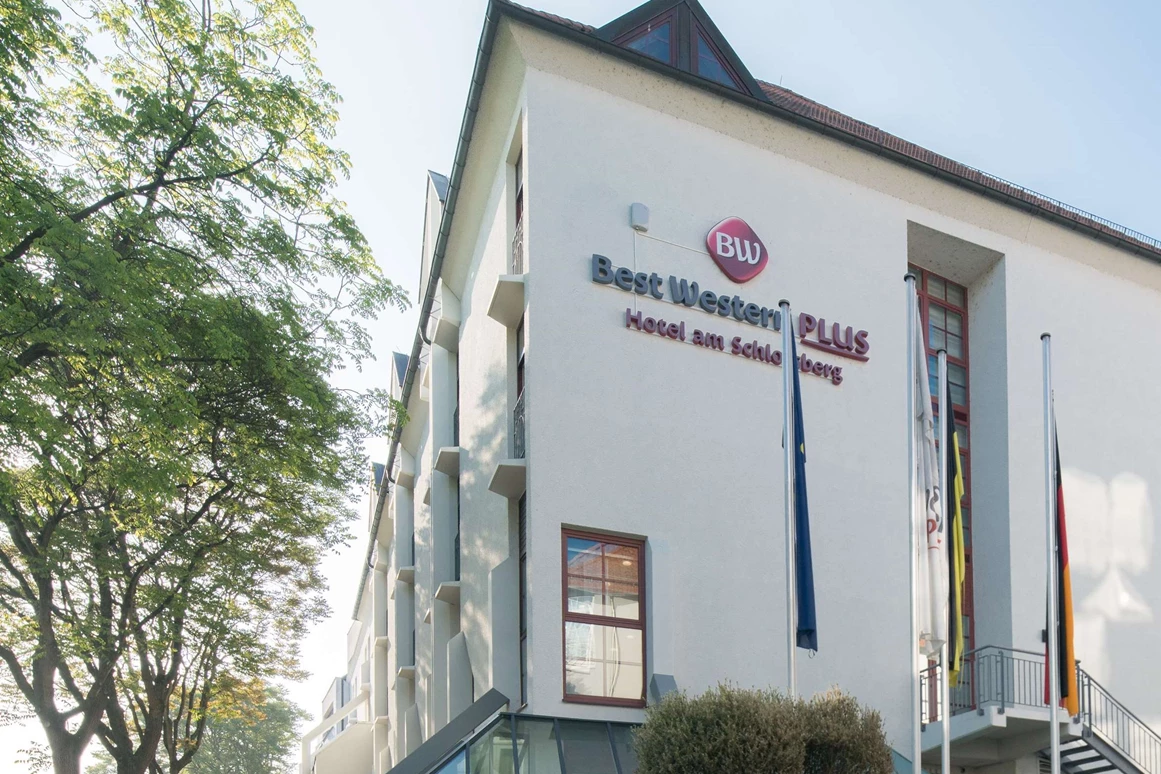 Hochzeitslocation: Hotel Außenansicht - Best Western Plus Hotel Am Schlossberg