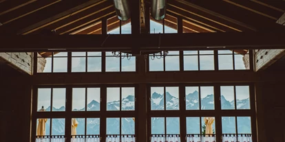 Hochzeit - Frühlingshochzeit - Bürserberg - Der herrliche Ausblick vom Festsaal ist eines der vielen Highlights am Alpengasthof Muttersberg. - Alpengasthof Muttersberg