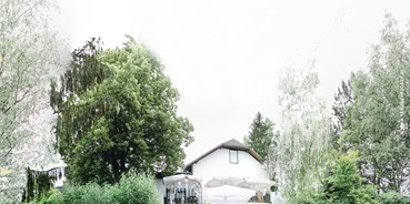 Hochzeit - Wickeltisch - Heiraten im Garten des Landgasthof KRONE in Niederösterreich.
Foto © tanjaundjosef.at - Landgasthof Krone