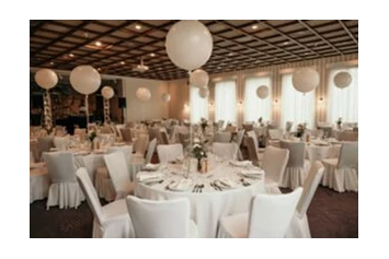 Hochzeit: Der Ballsaal der Hochzeitslocation Naundrups Hof festlich eingedeckt. - Naundrups Hof