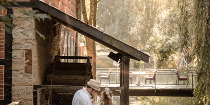 Hochzeit - Geeignet für: Produktpräsentation - Bergfeld - Brautpaar am Mühlrad - Brackstedter Mühle - Hotel & Restaurant