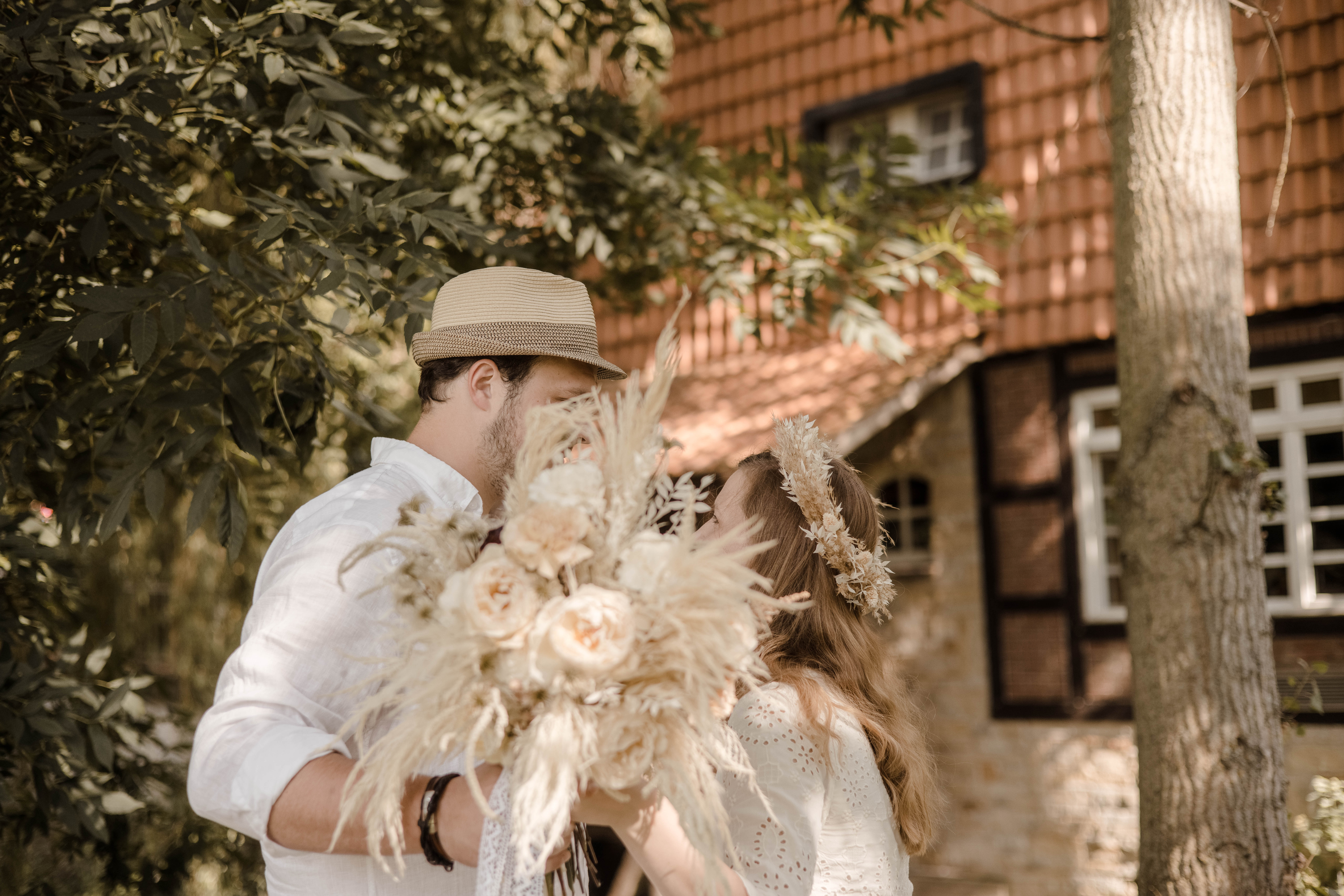 Hochzeitslocation: Brautpaar am Mühlrad - Brackstedter Mühle - Hotel & Restaurant