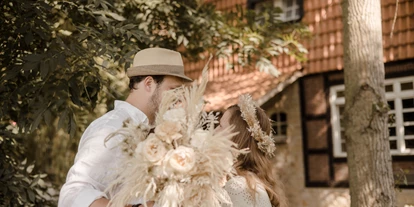 Hochzeit - Geeignet für: Produktpräsentation - Bergfeld - Brautpaar am Mühlrad - Brackstedter Mühle - Hotel & Restaurant