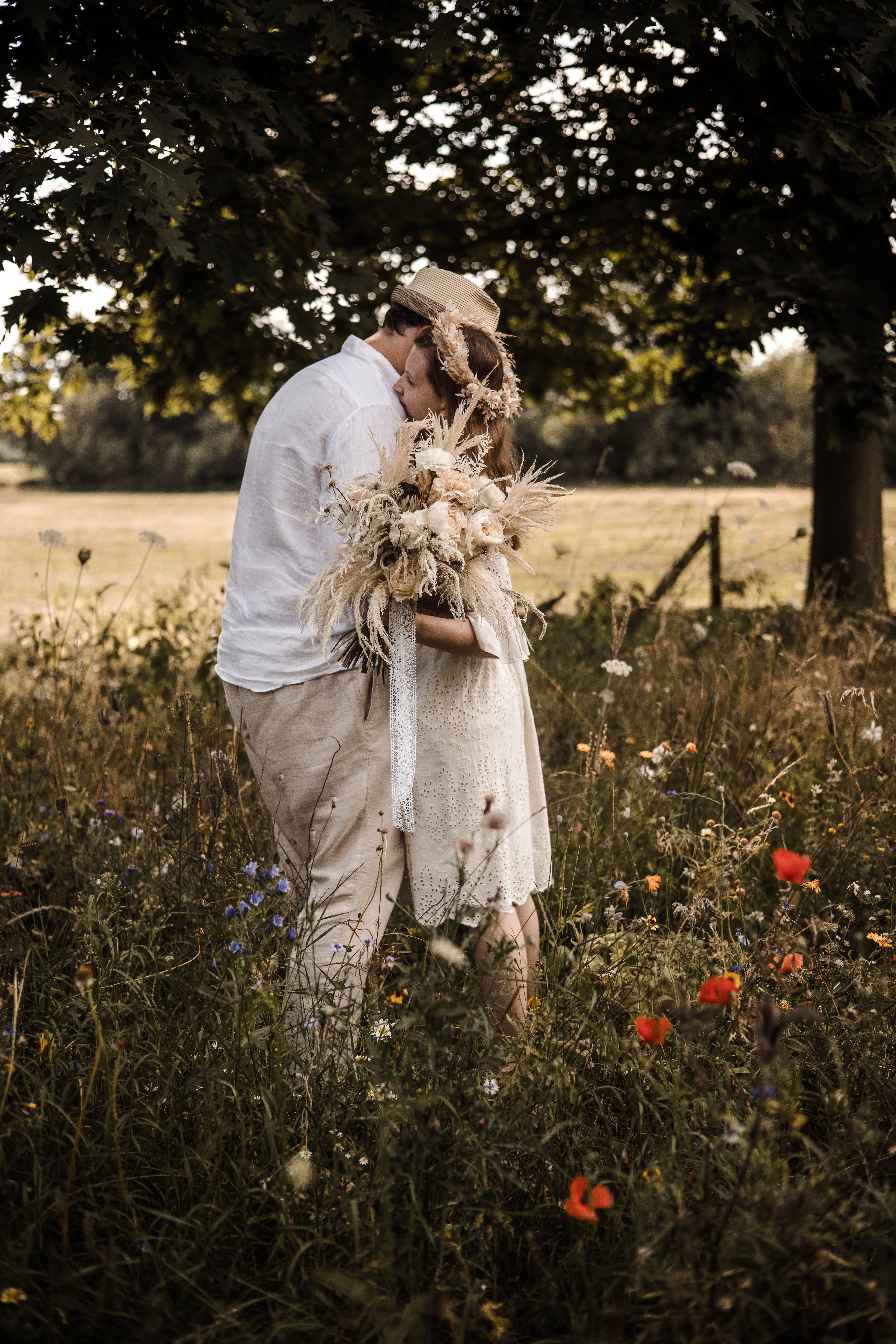 Hochzeitslocation: Brautpaar auf Wildblumenwiese - Brackstedter Mühle - Hotel & Restaurant
