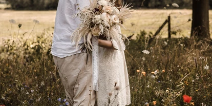 Hochzeit - Geeignet für: Produktpräsentation - Bergfeld - Brautpaar auf Wildblumenwiese - Brackstedter Mühle - Hotel & Restaurant