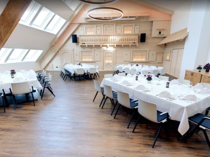 Hochzeit - Fotobox - Eventscheune - mit Bestuhlung in Blockform - Eventscheune im Hotel Spinnerhof