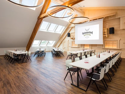 Hochzeit - Fotobox - Eventscheune - mit Bestuhlung für eine Tagung / ein Seminar. - Eventscheune im Hotel Spinnerhof