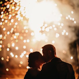 Hochzeit: Ein Feuerwerk rundet die Hochzeitsfeierlichkeiten ab. - WEINGUT LEO HILLINGER
