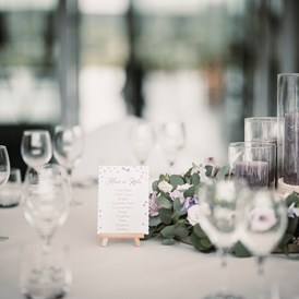 Hochzeit: Eine stylisch gedeckte Hochzeitstafel im Weingut Leo HILLINGER. - WEINGUT LEO HILLINGER
