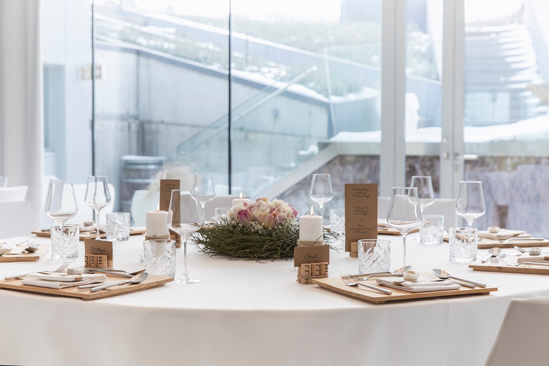Hochzeit: Der Festsaal des Weingut Leo HILLINGER bietet Platz für bis zu 120 Hochzeitsgäste. - WEINGUT LEO HILLINGER