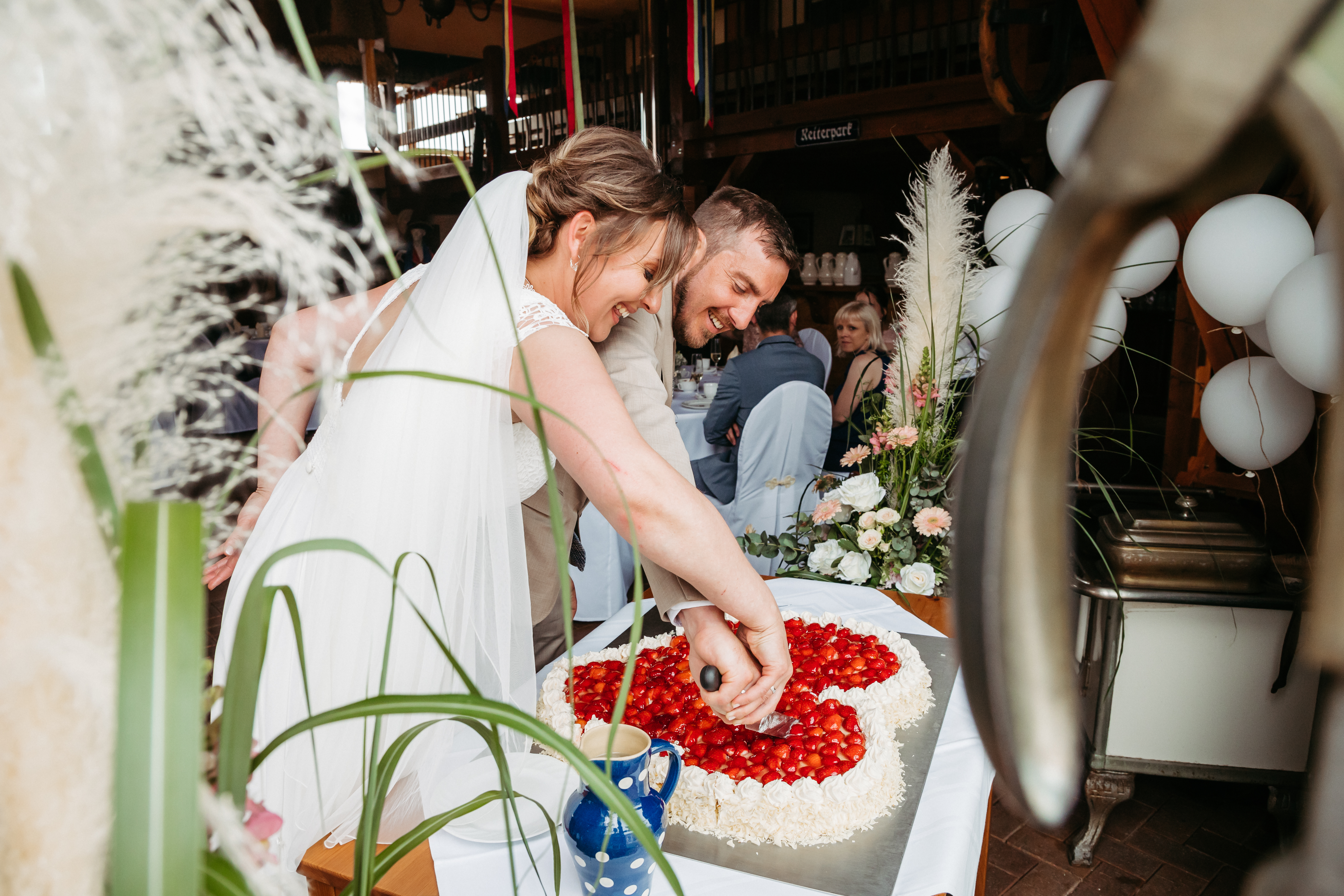 Bruiloft - Brandenburg - Hochzeitstortenanschnitt auf dem Landgut Falkenberg. - Landgut Falkenberg