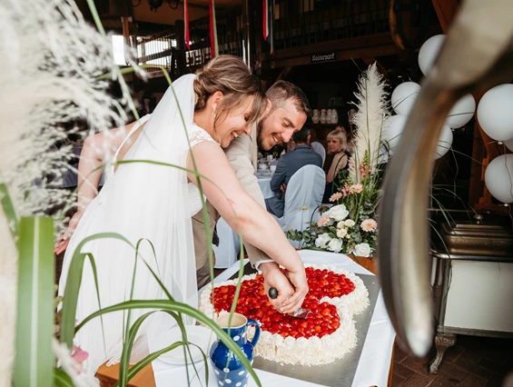 Hochzeitslocation: Hochzeitstortenanschnitt auf dem Landgut Falkenberg. - Landgut Falkenberg