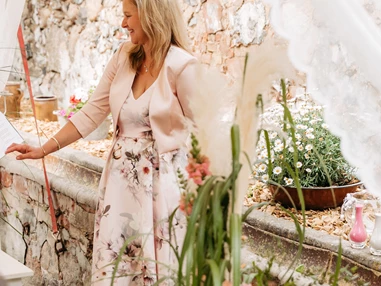 Hochzeitslocation: Trauung im Garten der Hochzeitslocation Landgut Falkenberg. - Landgut Falkenberg