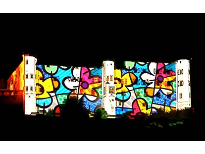 Hochzeit - Bezirk Schwaz - Lightshow auf die Außenfassade des Schlosses von Künstler Romero Britto  - Schloss Tratzberg