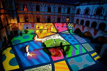 Hochzeit: Lightshow in den Innenhof des Schlosses von Künstler Romero Britto  - Schloss Tratzberg