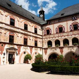 Hochzeit: Innenhof (Eingang im Bild: Nordeingang - Haupteingang) - Schloss Tratzberg