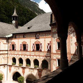 Hochzeit: Blick vom 2. Stock in den Innenhof - Schloss Tratzberg