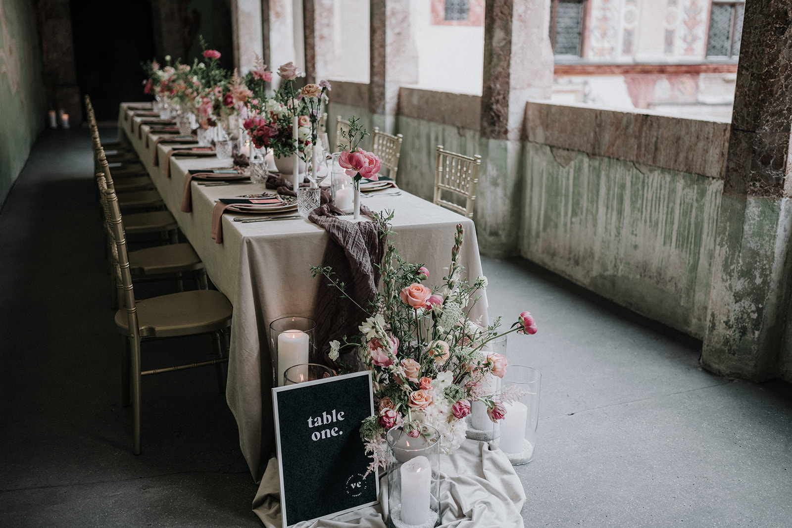 Hochzeit - Mils - Lange Tafel in den überdachten Arkaden mit Blick in den Innenhof - Schloss Tratzberg