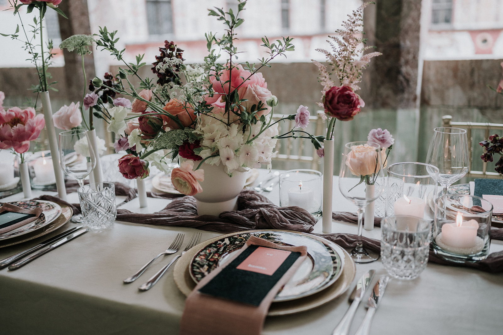 Hochzeit - Mils - Blick von der langen Tafel in den Innenhof - Schloss Tratzberg