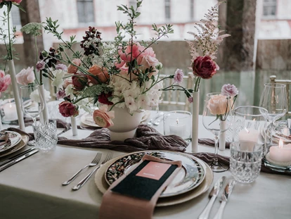 Hochzeit - Bezirk Schwaz - Blick von der langen Tafel in den Innenhof - Schloss Tratzberg