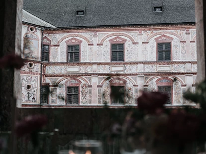 Hochzeit - Bezirk Schwaz - Blick von der langen Tafel auf den Arkaden rein in den Renaissance Innenhof - Schloss Tratzberg