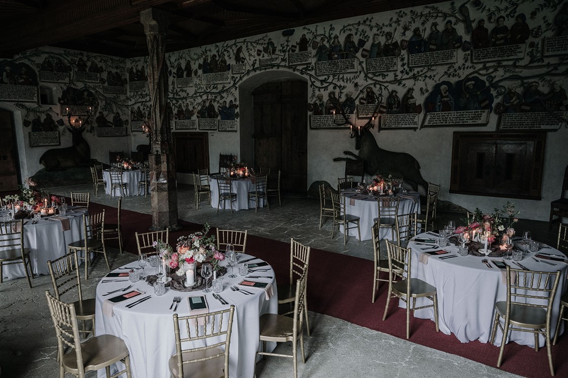 Hochzeit: Überblick einiger Tische im 180m2 Habsburgersaal - Schloss Tratzberg