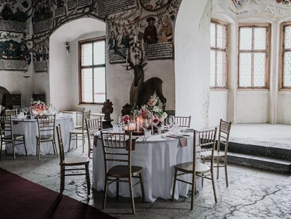 Hochzeit - Bezirk Schwaz - Im Erker kann auch ein runder Tisch aufgestellt werden. Alternativ könnte sich hier die musikalische Begleitung abhalten - Schloss Tratzberg