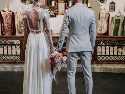Hochzeit - Bezirk Schwaz - Das Brautpaar in der hauseigenen Kirche. Hier haben bis zu 80 Personen sitzend Platz während der Zeremonie. 
Weitere Gäste können durch ein breites Fenster vom angrenzenden Raum zusehen und dort Platz nehmen - Schloss Tratzberg