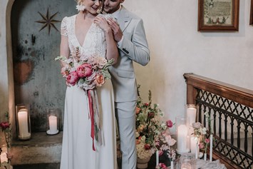 Hochzeit: Das Brautpaar in der hauseigenen Kirche - Schloss Tratzberg