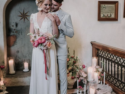 Hochzeit - Bezirk Schwaz - Das Brautpaar in der hauseigenen Kirche - Schloss Tratzberg