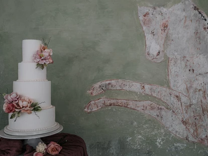 Hochzeit - Bezirk Schwaz - Hochzeitstorte im Arkadengang vor den Hirschfresken - Schloss Tratzberg