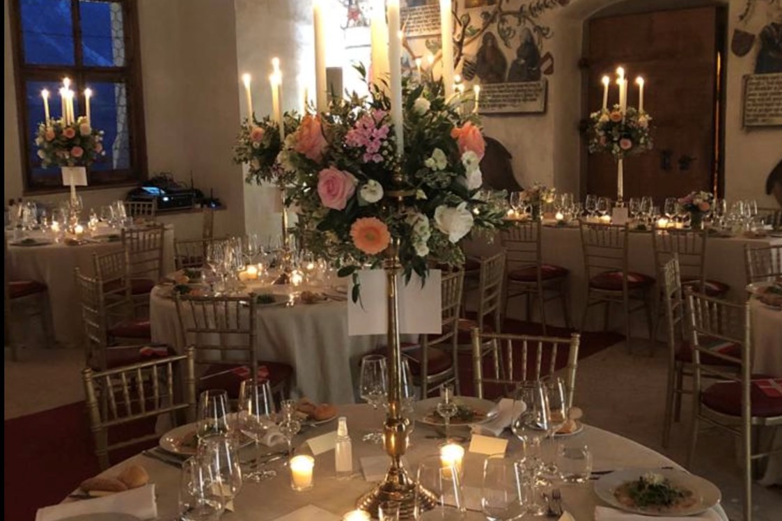 Hochzeit: Beispiel Set-Up einiger runder Tische im Habsburgersaal am Abend - Schloss Tratzberg