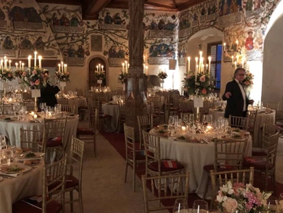 Hochzeit - Bezirk Schwaz - Überblick einiger Tische im 180m2 Habsburgersaal am Abend - Schloss Tratzberg