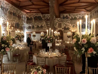 Hochzeit - Bezirk Schwaz - Überblick einiger Tische im 180m2 Habsburgersaal am Abend - Schloss Tratzberg