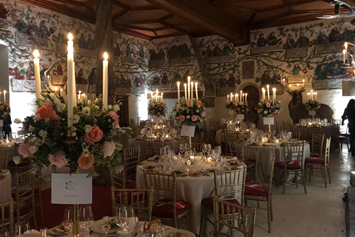 Hochzeit: Überblick einiger Tische im 180m2 Habsburgersaal am Abend - Schloss Tratzberg