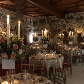 Hochzeit: Überblick einiger Tische im 180m2 Habsburgersaal am Abend - Schloss Tratzberg