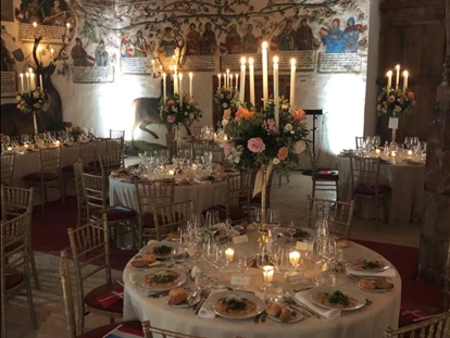 Hochzeit - Bezirk Schwaz - Beispiel Set-Up einiger runder Tische im Habsburgersaal am Abend - Schloss Tratzberg