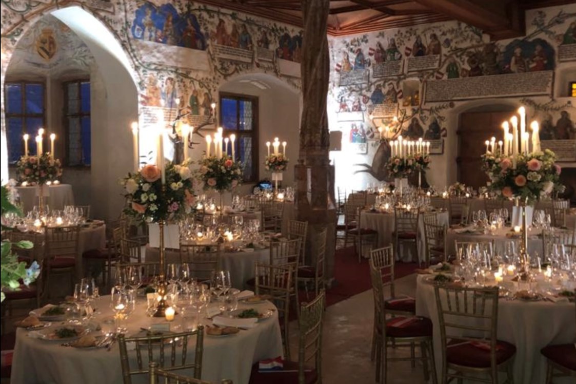 Hochzeit: Im Erker kann auch ein runder Tisch aufgestellt werden. Alternativ könnte sich hier die musikalische Begleitung abhalten - Schloss Tratzberg