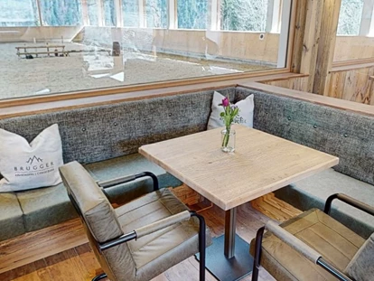 Hochzeit - Bezirk Schwaz - Ihr könnt entweder direkt in der Reihalle - auf einer langen Tafel feiern - oder im Stüberl mit Blick auf die Reithalle. - Reithalle