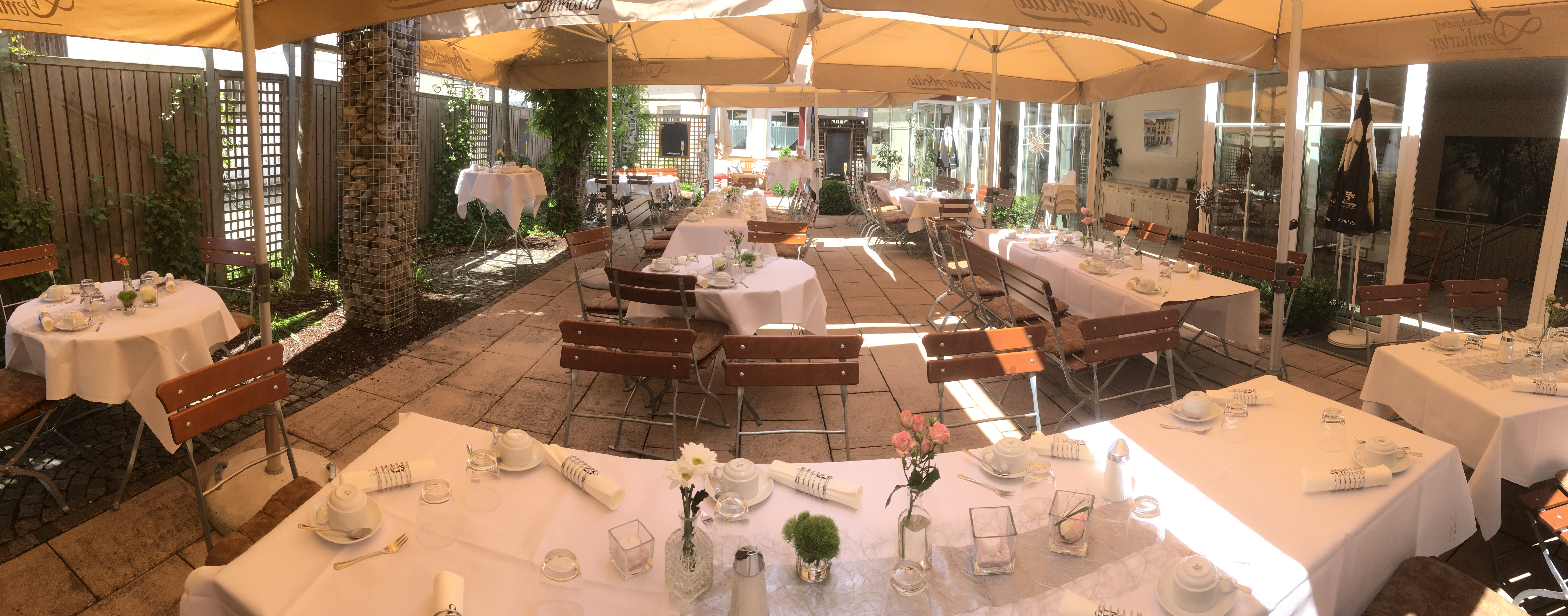 Hochzeit: Kaffee & Kuchen auf der Terrasse  - Landgasthof Demharter