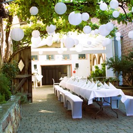 Hochzeit: Mediterran Innenhof - Rebe Deidesheim
