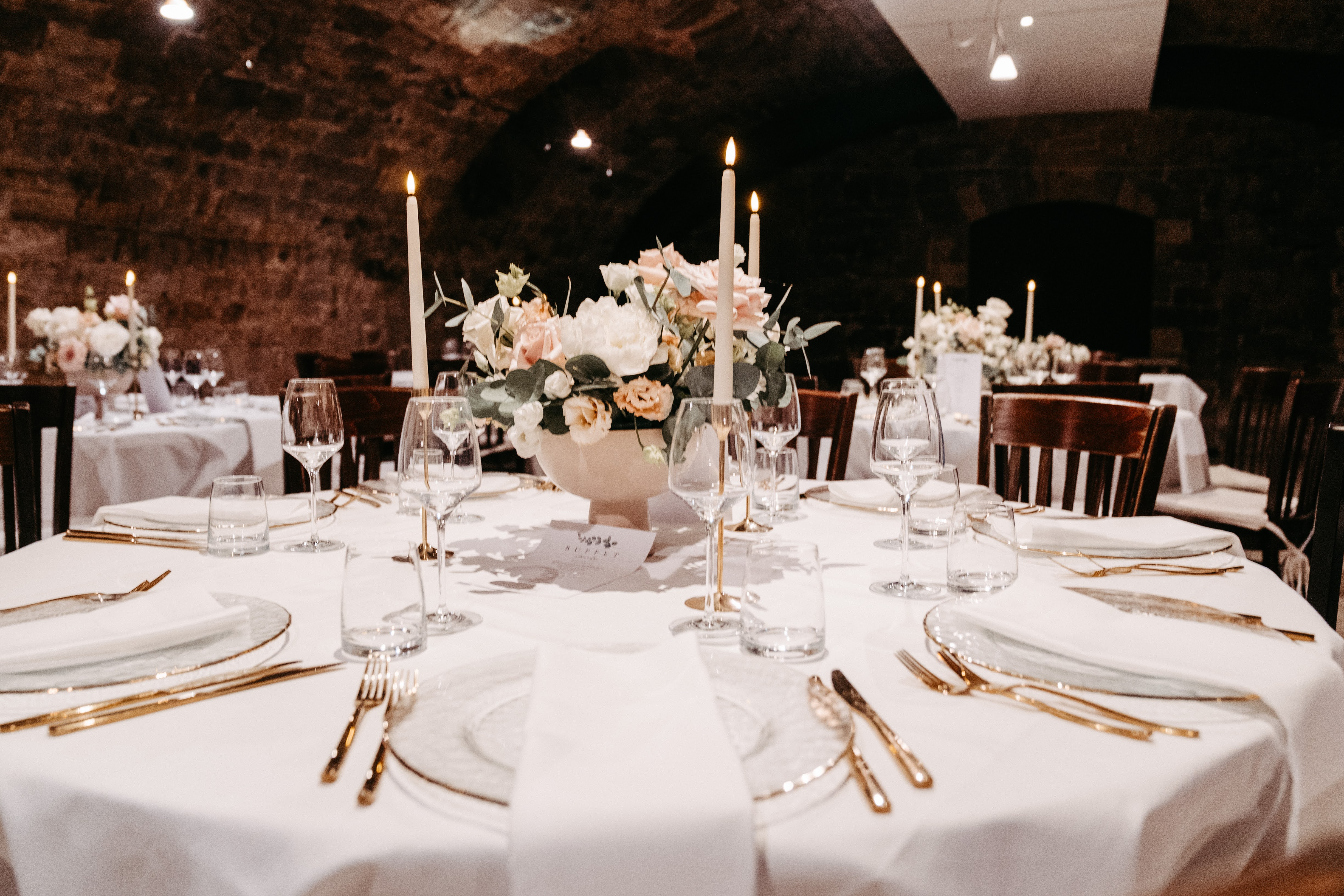 Hochzeit: Tischdekoration mit feinen Details und liebevoll abgestimmten Farben.
 - Rebe Deidesheim